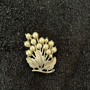 Vintage Trifari leaf with faux pearls, excellent!